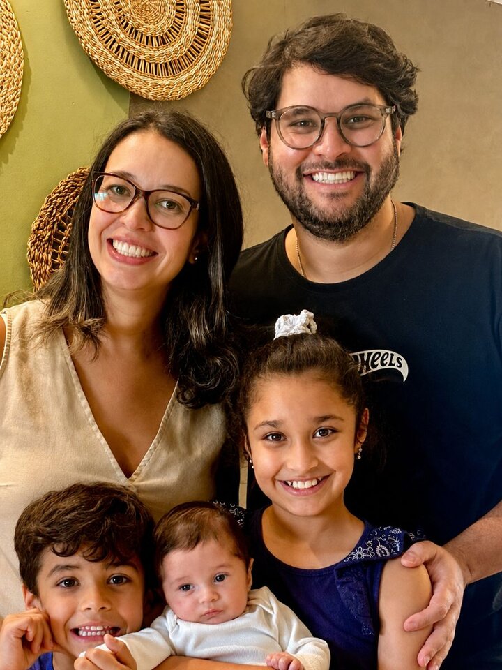 Marcos, Letícia e os três filhos